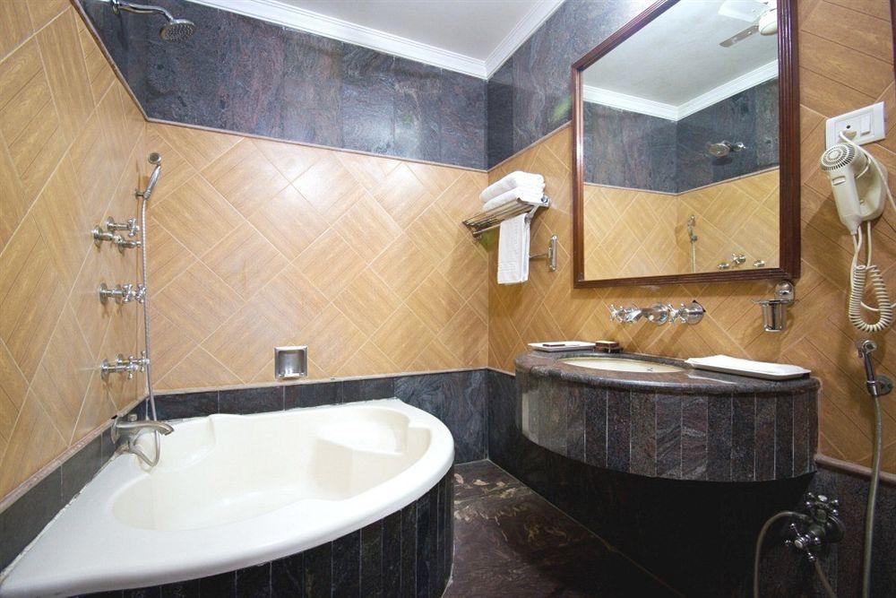 Hotel Sunstar Grand Delhi  Exterior photo