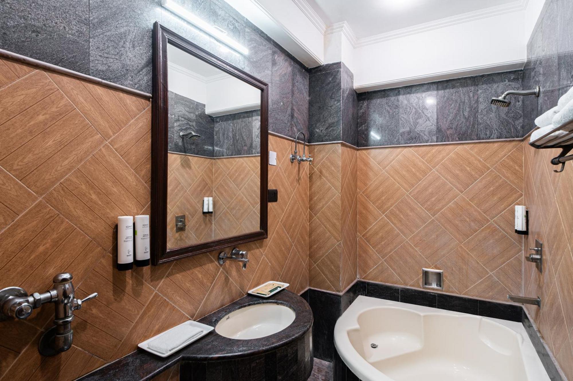 Hotel Sunstar Grand Delhi  Exterior photo