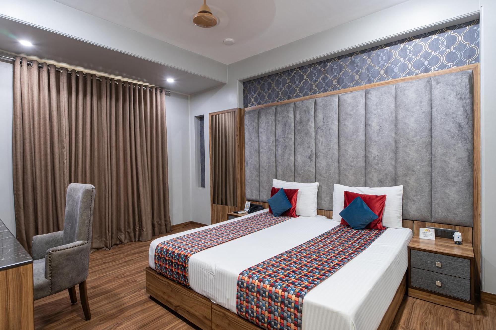 Hotel Sunstar Grand Delhi  Exterior photo