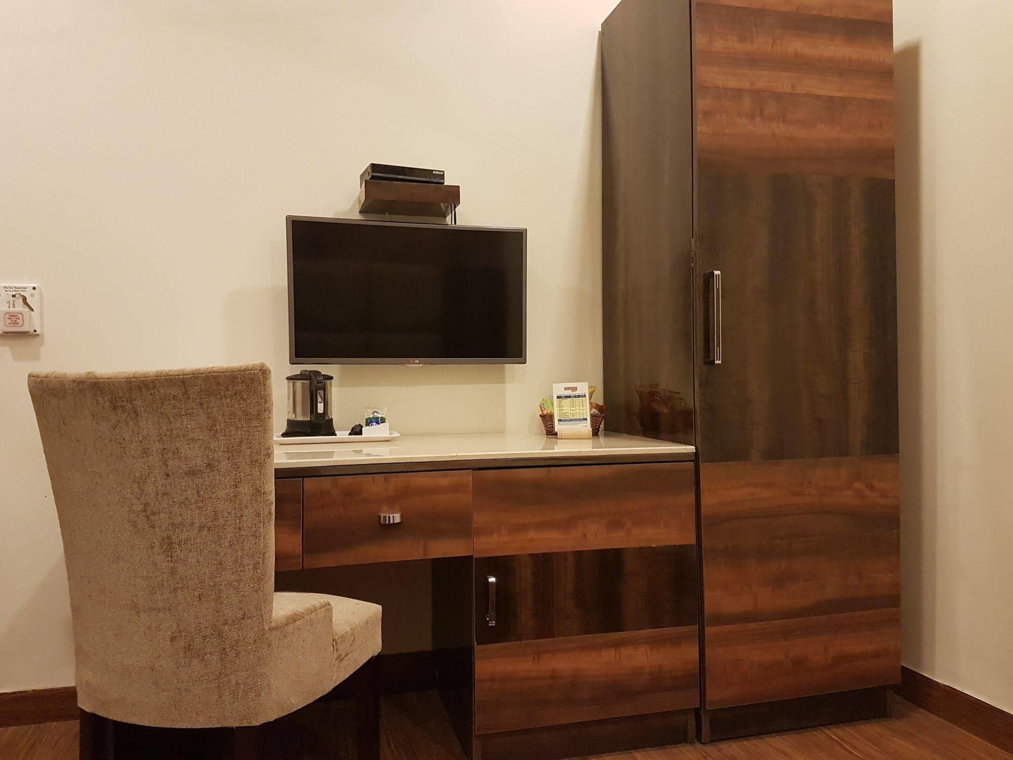 Hotel Sunstar Grand Delhi  Exterior photo
