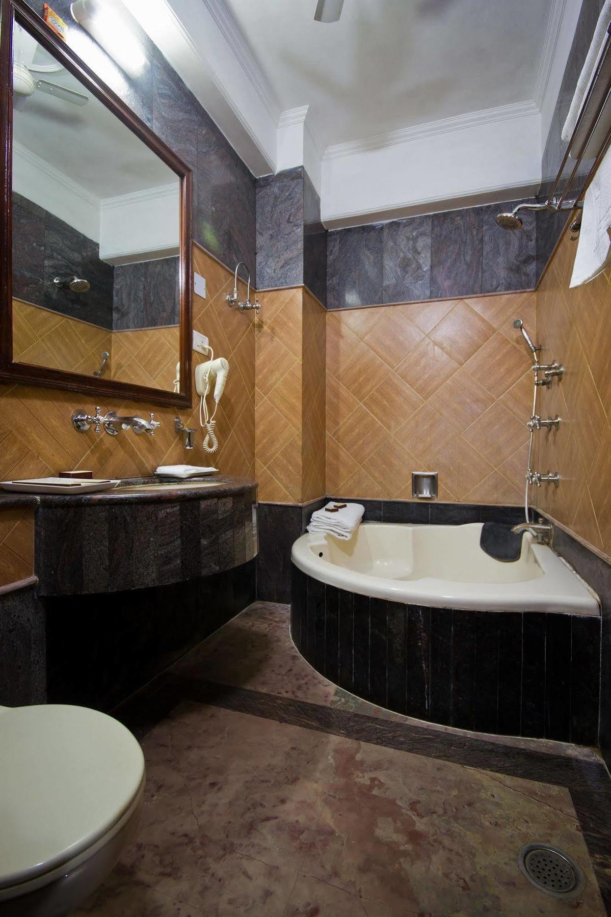 Hotel Sunstar Grand Delhi  Exterior photo