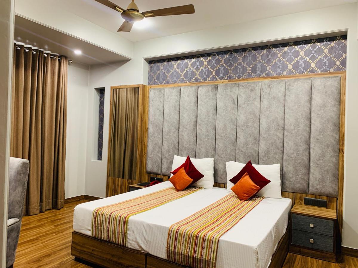 Hotel Sunstar Grand Delhi  Exterior photo